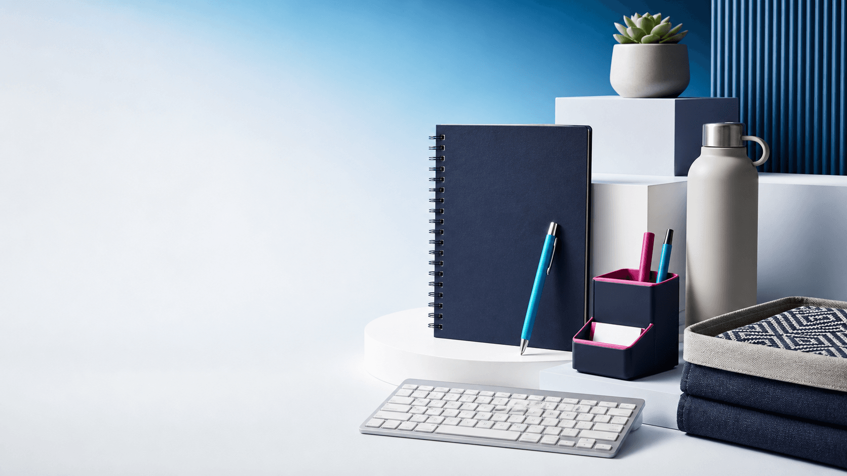 Cuaderno, botella y accesorios de escritorio en tonos azul, blanco y magenta
